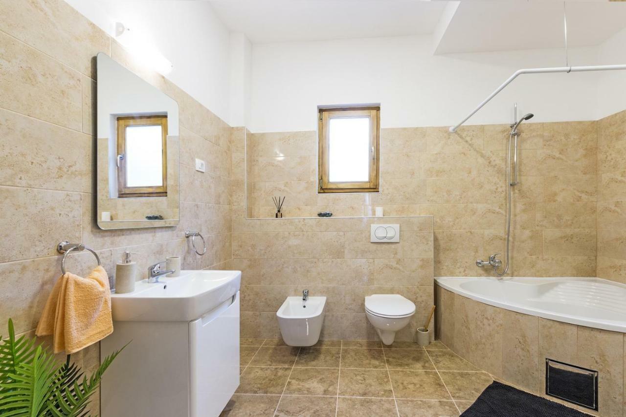 Cozy Apartment 10 Min From The Beach Pula Exterior photo